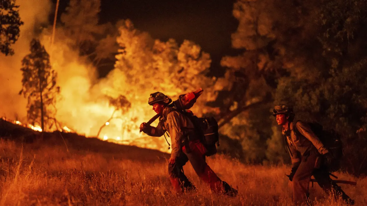 Incendios forestales desatan evacuaciones en California y Oregon