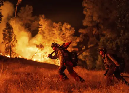 Incendios forestales desatan evacuaciones en California y Oregon