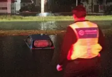 Inundaciones y un auto varado dejan lluvias en Soledad