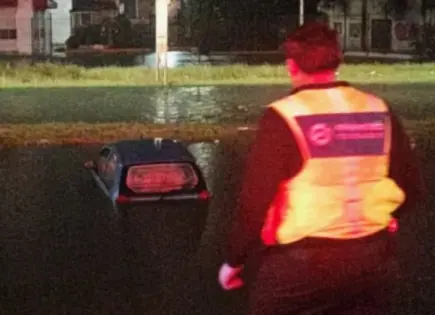 Inundaciones y un auto varado dejan lluvias en Soledad
