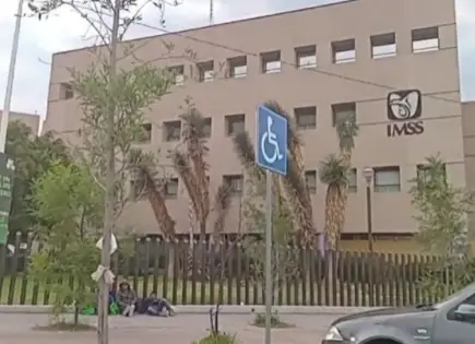 Negligencia en Clínica 50: paciente psiquiátrico se fuga con suero y bata hospitalaria