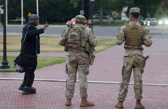 Trump sopesa despliegue militar en más ciudades