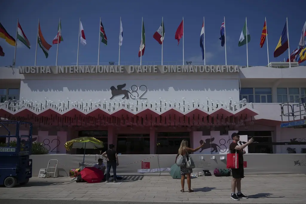 Activistas desafían a estrellas en Festival de Cine de Venecia