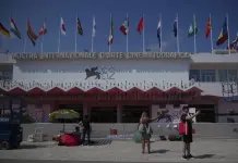 Activistas desafían a estrellas en Festival de Cine de Venecia