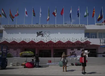 Activistas desafían a estrellas en Festival de Cine de Venecia