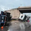 Cae tráiler de ramal elevado en L. Oriente