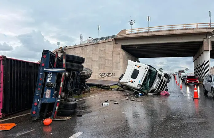 Cae tráiler de ramal elevado en L. Oriente