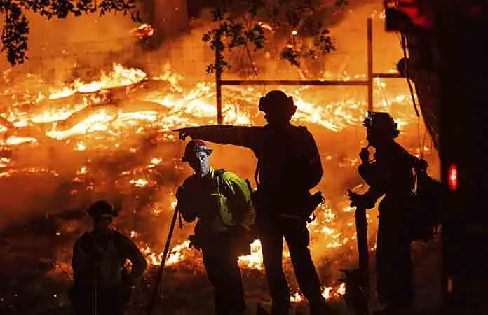 Incendio en Oregon destruye viviendas