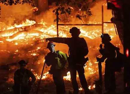 Incendio en Oregon destruye viviendas