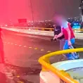 Salvan a joven que intentaba aventarse de puente