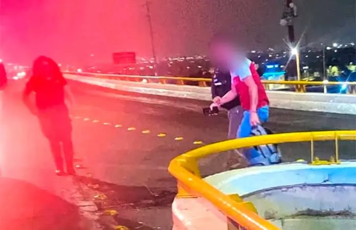 Salvan a joven que intentaba aventarse de puente