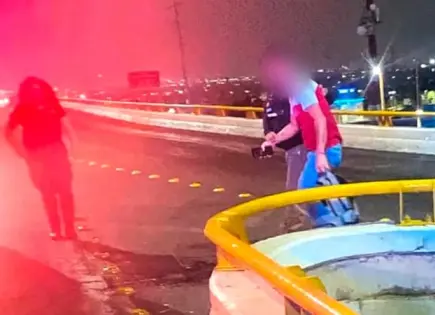 Salvan a joven que intentaba aventarse de puente