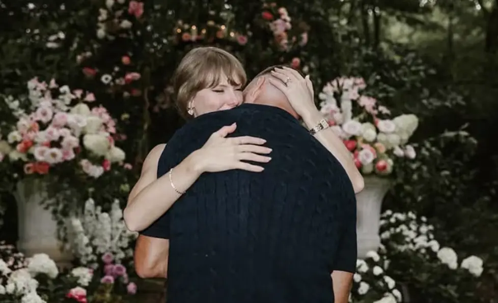 Taylor Swift muestra su anillo de compromiso.