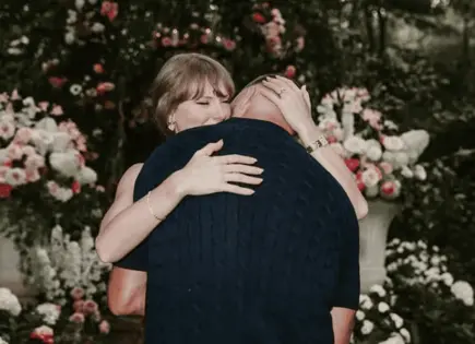 Taylor Swift y Travis Kelce se comprometen: así fue la romántica propuesta