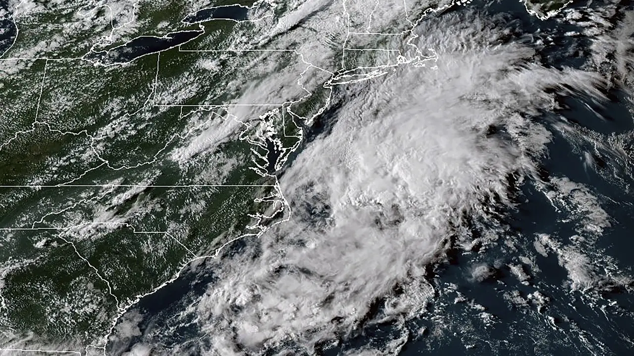 Tormenta tropical Juliette se forma en el Pacífico mientras Fernand avanza en el Atlántico