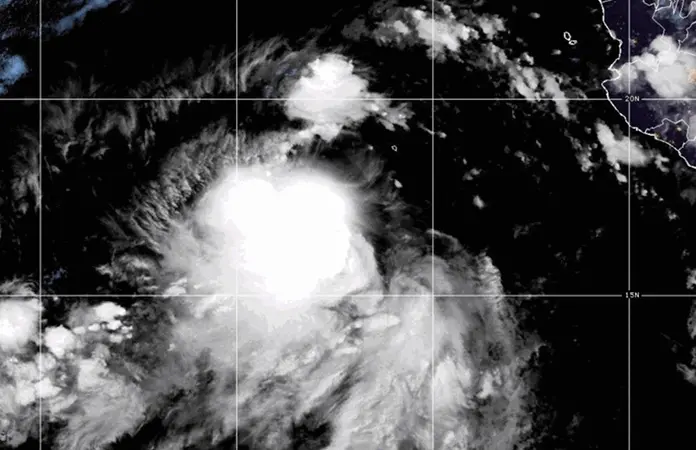 Tormentas tropicales Juliette y Fernand avanzan por aguas abiertas
