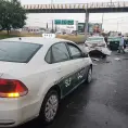 Video: Chofer de autobús impacta a varios taxis frente a la TTP