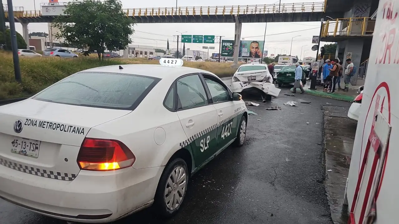 Video: Chofer de autobús impacta a varios taxis frente a la TTP