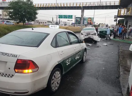 Video: Chofer de autobús impacta a varios taxis frente a la TTP