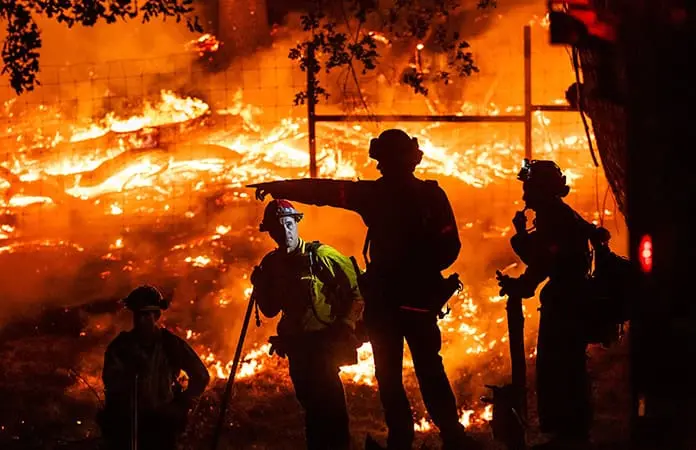 Estabilizan bomberos incendio en Oregon