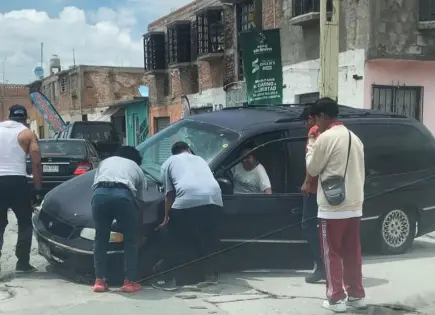 Conductora cae en alcantarilla en Bosques de Oriente