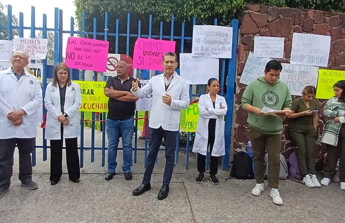 Protestan los alumnos de  Estomatología