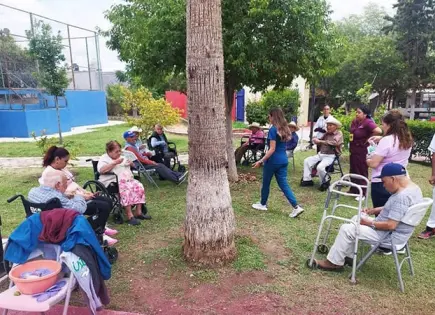 Adultos llevan a cabo actividades recreativas
