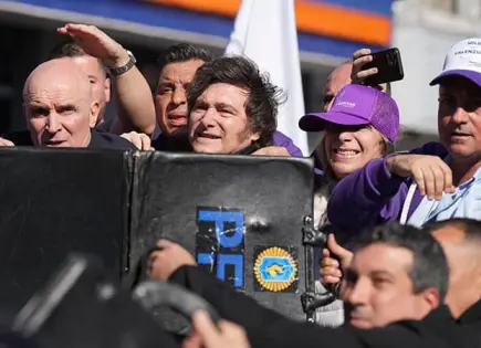 Apedrean a Javier Milei en caravana de campaña
