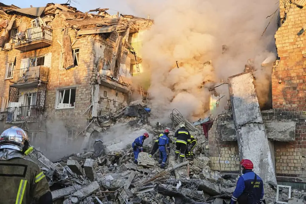 Ataque aéreo de Rusia en Kiev deja 21 muertos y daños en oficinas de la UE