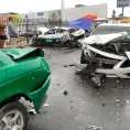 Choca camión de personal contra 5 taxis