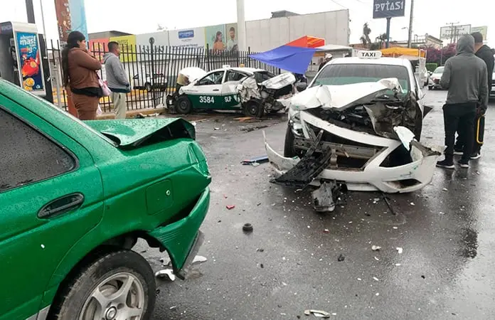 Choca camión de personal contra 5 taxis