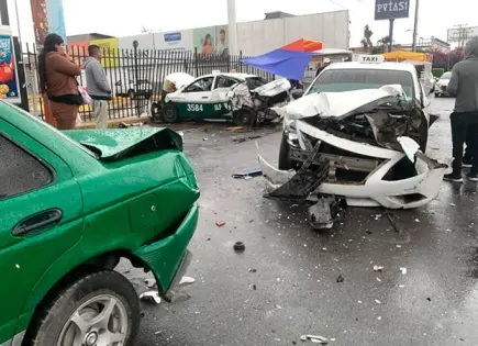Choca camión de personal contra 5 taxis