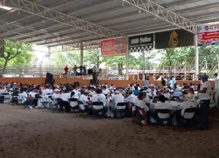 Convivio de grupos termina en acto político