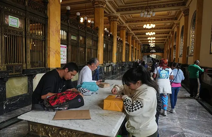 Correos suspende envíos hacia EU