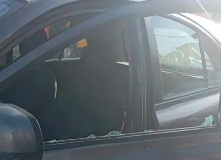 Desigual choque, motociclista y auto