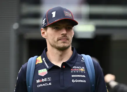 Max Verstappen celebra regreso de Sergio Pérez a F1 con Cadillac
