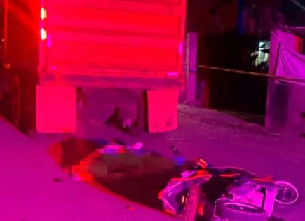 Mujer pierde la vida en Mexquitic de Carmona tras chocar con camión de carga