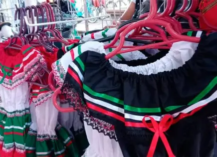 Ofrecen en venta adornos patrios