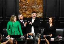 Gerardo Fern&aacute;ndez Noro&ntilde;a se retira de entrevista tras ser cuestionado por Incidente