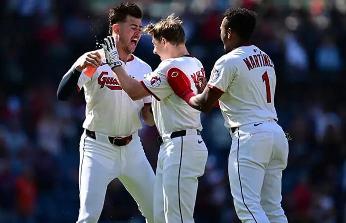 Se imponen Guardianes a Rays en extrainnings