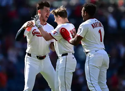 Se imponen Guardianes a Rays en extrainnings