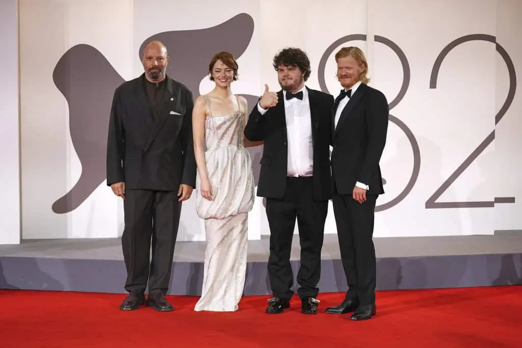 Yorgos Lanthimos presenta en Venecia su película Bugonia con Emma Stone y Jesse Plemons