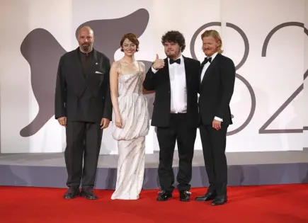 Yorgos Lanthimos presenta en Venecia su película Bugonia con Emma Stone y Jesse Plemons