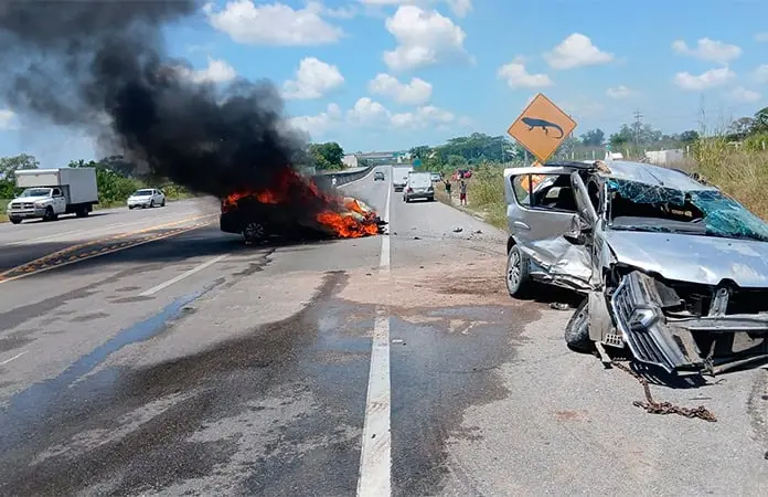 Choque, volcadura e incendio, maestra resulta lesionada