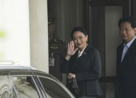 Destitución de la primera ministra de Tailandia por polémica llamada con expremier de Camboya