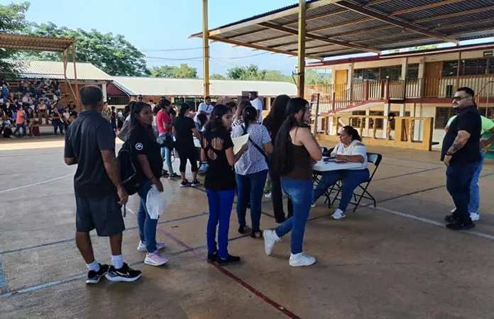 Entregan apoyos escolares en Valles