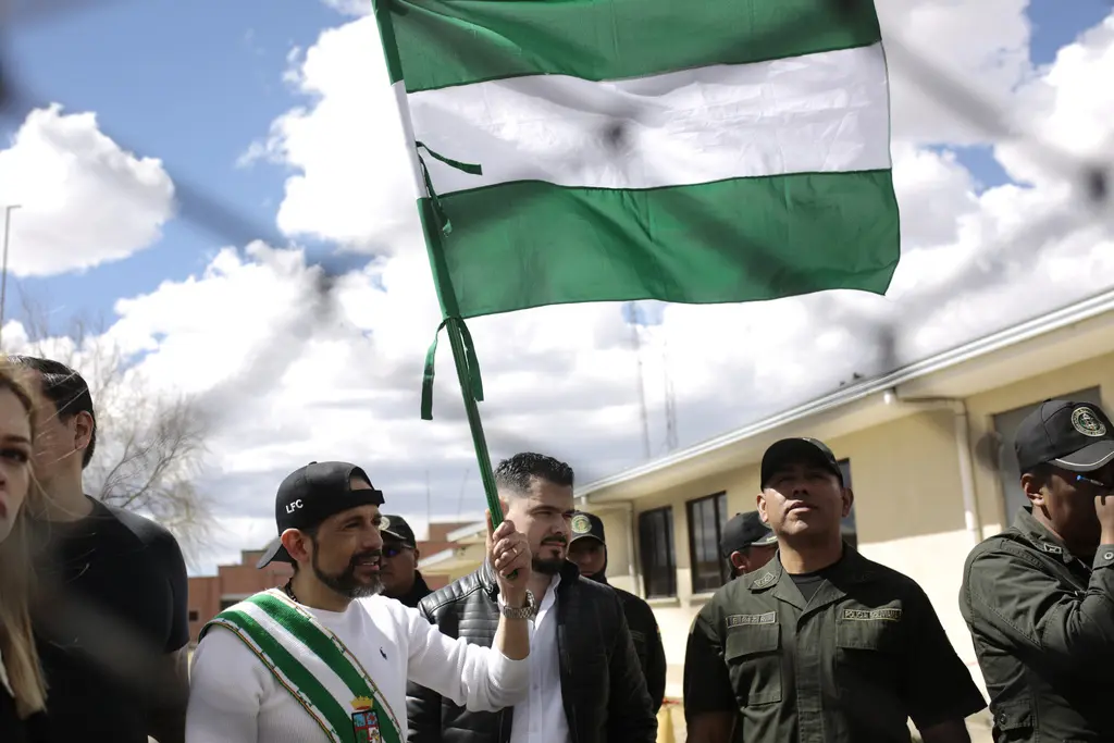 Excarcelan al suspendido gobernador y líder opositor boliviano Luis Fernando Camacho