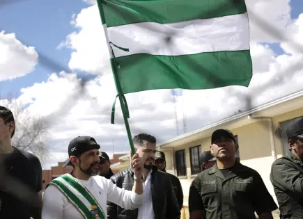 Excarcelan al suspendido gobernador y líder opositor boliviano Luis Fernando Camacho