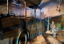 Fuego consume autobús de Vencedor en bulevar de Valles 