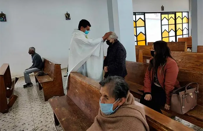 Iglesia realiza misa por los abuelos